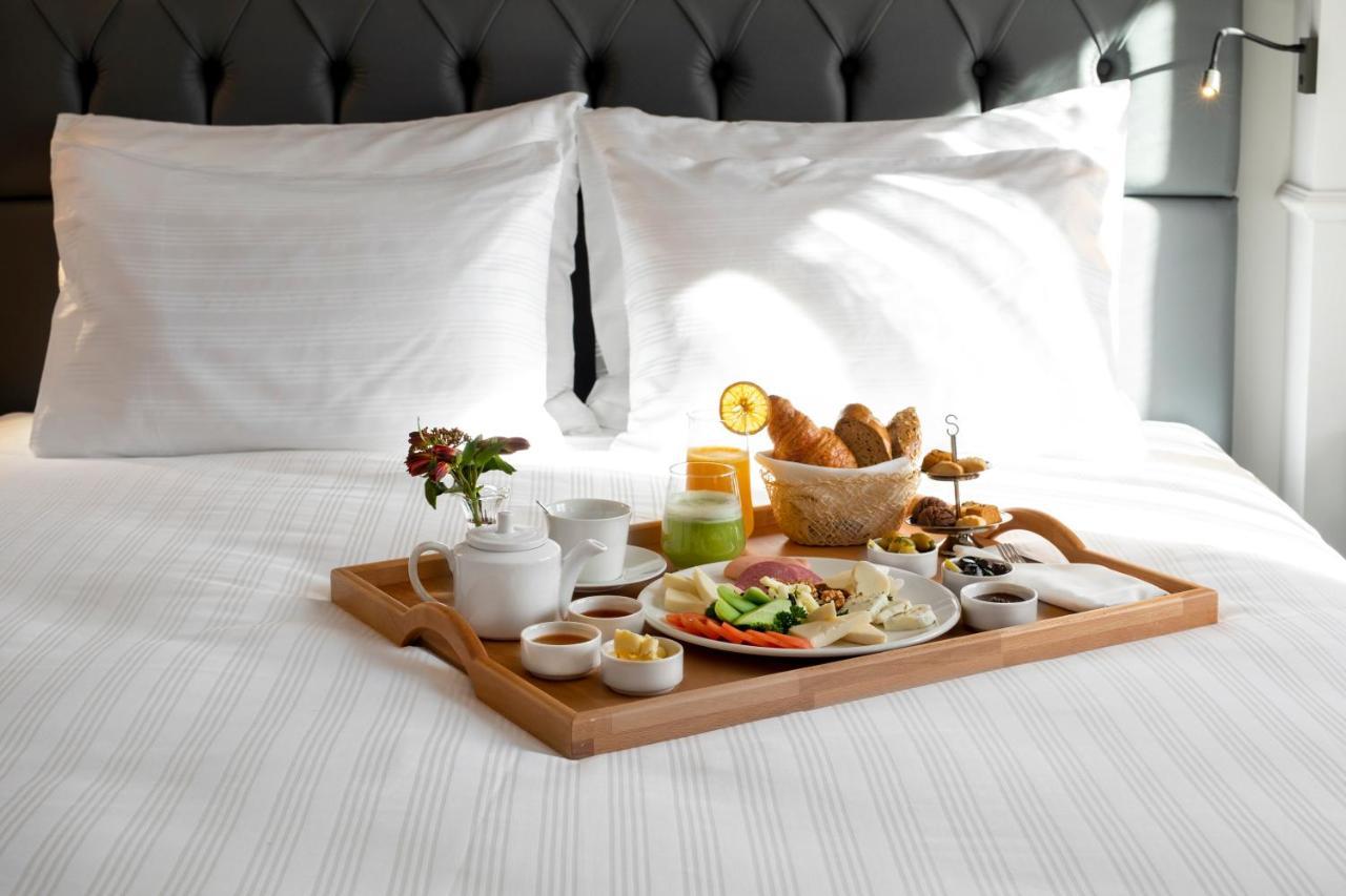 Wish More Hotel Sisli Istanboel Buitenkant foto A breakfast tray